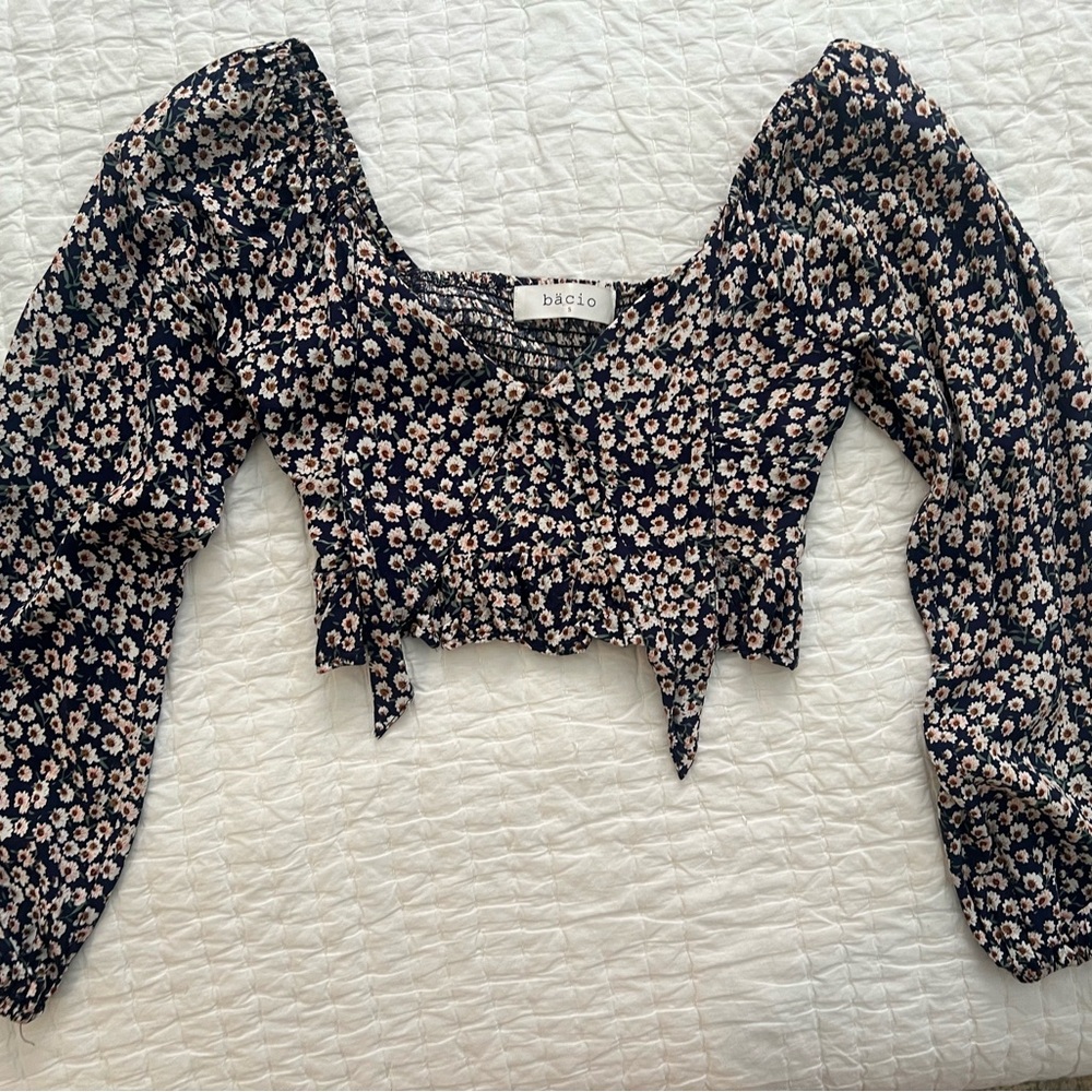 Floral cropped long sleeve top